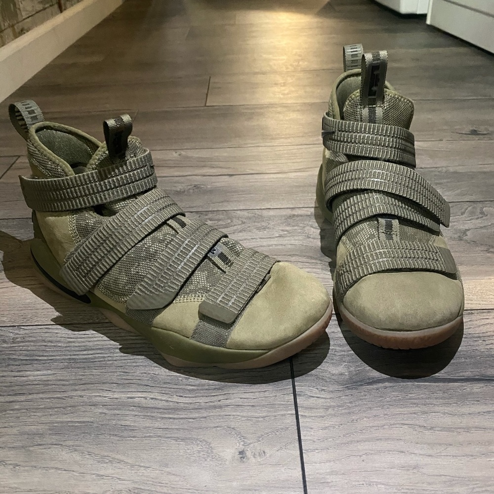 Lebron basketball shoes